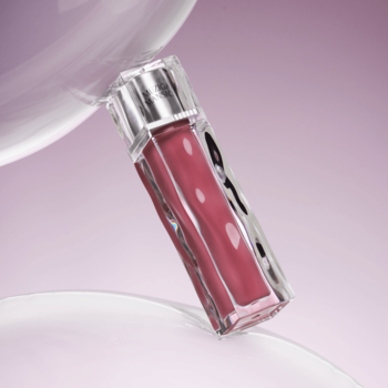 Błyszczyk Muzigae Mansion Icy Glow Divine, głęboki róż, w skręconej butelce na pastelowym tle z przeźroczystymi falami.