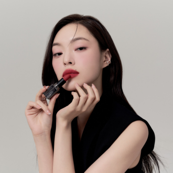 Kobieta z matową pomadką Muzigae Mansion Revenge, aksamitne wykończenie soft blur na ustach.