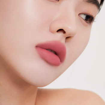 Usta kobiety z różowym tintem Muzigae Mansion Lavish o matowym, aksamitnym wykończeniu.