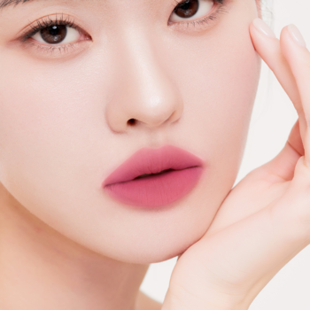 Zbliżenie na usta kobiety z matowym, lekkim tintem Muzigae Mansion Oddy w odcieniu różu.