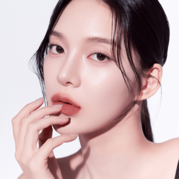 Zbliżenie na kobietę z matowym tintem do ust Muzigae Mansion Chocolat na ustach, widoczna gładkość koloru.