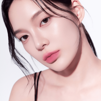 Zbliżenie na twarz modelki, ukazujące matowy tint Muzigae Mansion Sakura na ustach z efektem rozmycia.