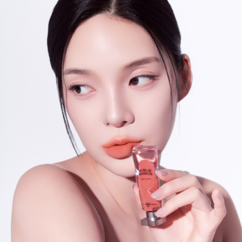 Kobieta z matowymi ustami w odcieniu Mellow prezentuje żelowy tint Muzigae Mansion, widok z bliska na produkt.