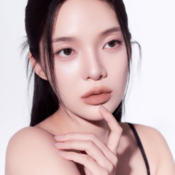 Modelka z długimi włosami i matowym tintem Muzigae Mansion Mocha na ustach, prezentująca lekki, trwały kolor.