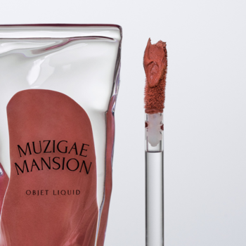 Zbliżenie na Muzigae Mansion Objet Liquid Barely tint. Przezroczysta saszetka i aplikator z matowym tintem nude.