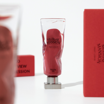 Muzigae Mansion lekki żelowy tint do ust Stunning w różowej, zmiętej tubce, widok z przodu na białym tle.