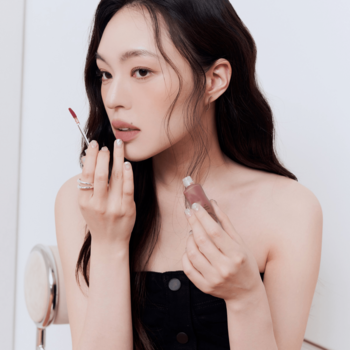 Kobieta aplikuje matowy tint do ust Muzigae Mansion Signature, tworząc delikatne, rozmyte wykończenie.