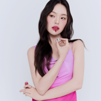 Modelka aplikuje matowy tint do ust Muzigae Mansion Celeb, podkreślając usta trwałym kolorem i miękkim wykończeniem.