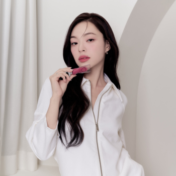 Modelka z tintem Muzigae Mansion Diva w tubce, o matowym, różowym wykończeniu, z ustami w tym odcieniu.