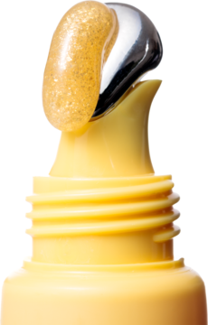 Zbliżenie na aplikator peptydowego balsamu do ust Iced Lemonade: złoty błyszczyk na chłodzącej, metalowej kulce.