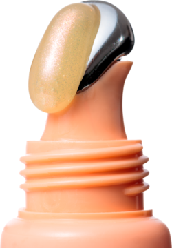 Zbliżenie na chłodzący aplikator peptydowego balsamu Peach Ice Tea, metalowa kulka pokryta błyszczącym żelem.