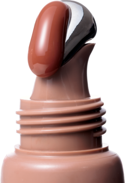 Zbliżenie na chłodzący aplikator peptydowego balsamu do ust Caramel Frappe z brązowym produktem.