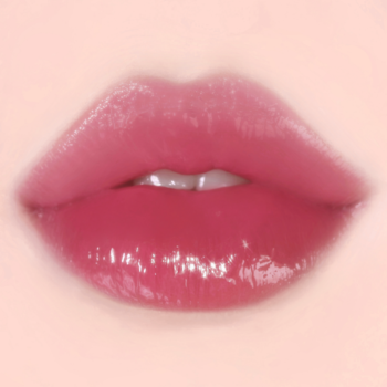 Zbliżenie na błyszczące usta w odcieniu intensywnego różu, z lekko rozchylonymi wargami i efektem nawilżenia.