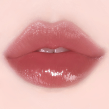 Zbliżenie na pełne, błyszczące usta z różowo-czerwonym makijażem o wysokim połysku.
