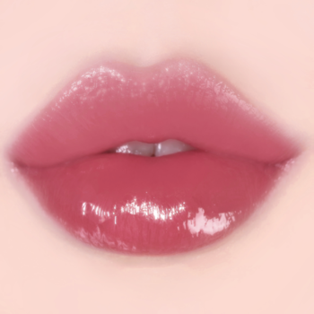 Zbliżenie na błyszczące, pełne usta w odcieniu intensywnego różu. Perfekcyjny połysk i gładka faktura.