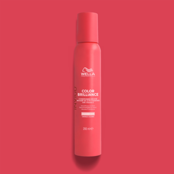 Wella Color Brilliance pianka odżywka do włosów farbowanych. Koralowa butelka z logo, przód, na koralowym tle.