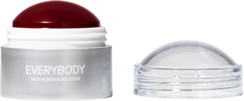 Cream Blush Cosmic Flush, otwarty róż w sztyfcie EVERYBODY z ciemnoczerwonym kopułowym balsamem, obok nakrętka.