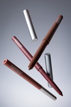 Trzy wykręcane konturówki do ust: Perfect Nude, Mocha Code, Cosmic Berry, z odkręconymi, srebrnymi zatyczkami.