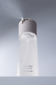 Mgiełka Dewy Mist, butelka z przezroczystego tworzywa z jasnoszarą nakrętką, rozpylająca drobną mgiełkę.