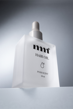 Mmt Hair Oil Posh Scent w kwadratowej, matowej butelce z kroplomierzem, widok z przodu pod kątem.