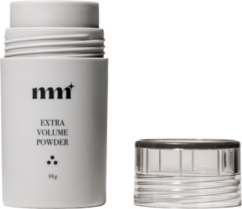 Biały cylindryczny puder do włosów mm+ Extra Volume Powder, 10g, z czarnym tekstem, widok z przodu, obok otwarta zakrętka.
