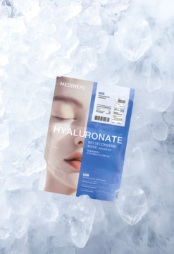 Mediheal Hyaluronate maska nawilżająca, niebiesko-białe opakowanie na tle kostek lodu, widok z góry.