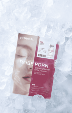Opakowanie Mediheal Rose PDRN Bio Seconderm Mask w odcieniach różu i bieli, leży w lodzie, ujęcie z góry.