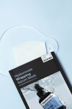 Czarna saszetka maski Hyaluronate Wrapping Serum z grafiką wody, obok rozlany błękitny żel i płatek.