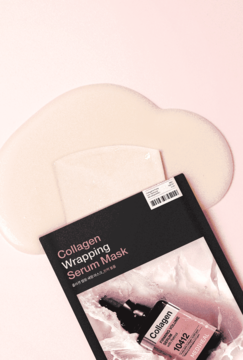 Czarna saszetka Collagen Wrapping Serum Mask z grafiką butelki, leży na różowym tle obok kremowego płynu z białą łatką.