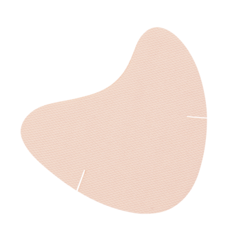 Pojedynczy, cielisty plaster chłodzący o nieregularnym kształcie, chroniący przed słońcem, na czarnym tle.