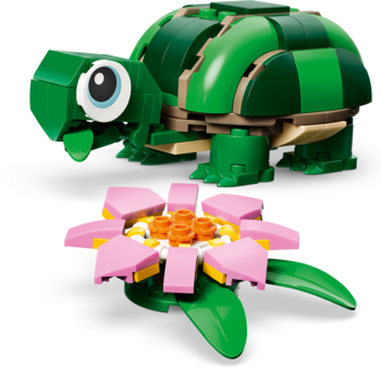 LEGO Creator 3w1: figurka zielonego żółwia z niebieskim okiem i różowy kwiat lilii wodnej z klocków LEGO.