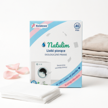 Natulim Kwiatowe ekologiczne listki piorące 40 prań, białe pudełko, stos listków, obok płatki róż.