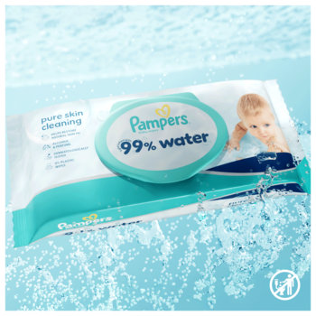 Pampers 99% Water chusteczki nawilżane, biało-turkusowe opakowanie z wizerunkiem dziecka i kroplami wody.