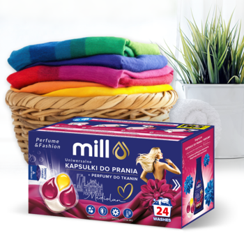 MILL Kapsułki do prania Perfume&Fashion MEDIOLAN 24szt. w purpurowym opakowaniu, widok z przodu, obok kolorowe pranie.