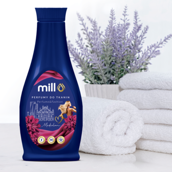 Granatowa butelka perfum do tkanin Mill Mediolan 750 ml, obok białe ręczniki i fioletowa lawenda.