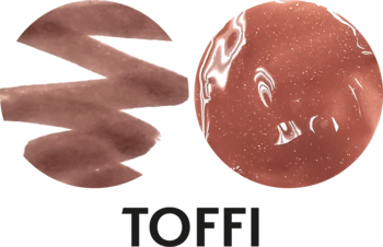 Swatche błyszczyka i konturówki: z lewej matowy brąz nude, z prawej lśniący błyszczyk z brokatem.