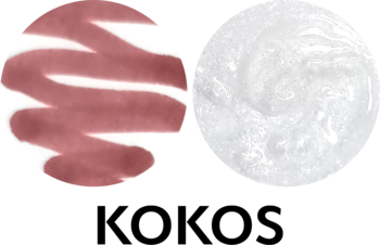 Zbliżenie na dwie kontrastujące tekstury: brązowo-czerwone spirale i biała, puszysta piana kosmetyczna.