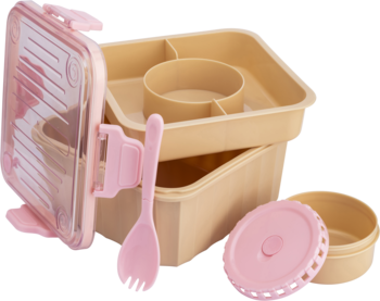Beżowy piętrowy lunchbox z różową przezroczystą pokrywką na klips, łyżką i małym pojemnikiem, widok z boku.