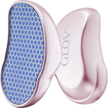 GLOV Nano Glass pumeks w różu, z ergonomicznym kształtem i niebieską laserową powierzchnią 3D, widok pod kątem.