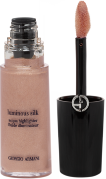 Giorgio Armani Luminous Silk Acqua Highlighter, beżowo-złoty płyn w otwartej butelce z aplikatorem, widok z bliska.
