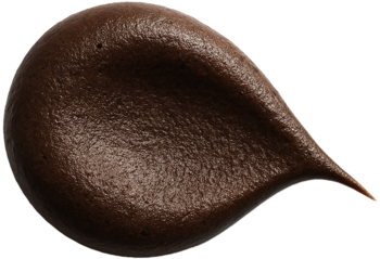 Zbliżenie na brązową piankę samoopalającą z wegańskim DHA, o puszystej, kremowej konsystencji i karmelowym odcieniu.