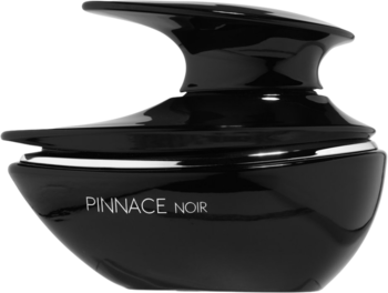 Czarny, luksusowy flakon perfum Pinnace Noir o asymetrycznym kształcie i błyszczącym wykończeniu, widok z przodu.