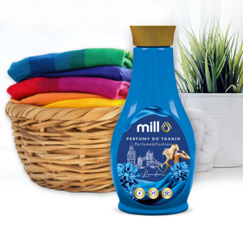 Niebieska butelka MILL Perfumy do tkanin LONDON 480ml 2w1 ze złotą nakrętką, na tle kosza z kolorowymi ręcznikami.