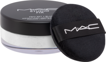 Sypki puder MAC Studio Fix w przezroczystym słoiczku z czarną nakrętką, biały proszek; obok czarna, aksamitna gąbka z logo MAC, widok z przodu.