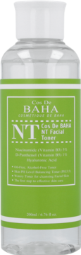Cos De BAHA NT Facial Toner, przezroczysta butelka z zieloną etykietą, widok z przodu. Rozjaśniająco-nawilżający tonik.