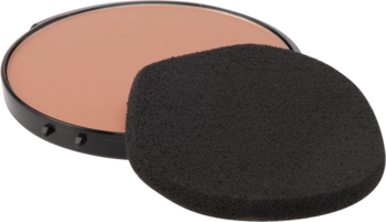 Matujący podkład kompaktowy w okrągłej czarnej kasetce, beżowy odcień, z czarną gąbeczką, widok z góry.