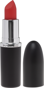 Czerwono-koralowa szminka MAC w czarnej matowej oprawce, otwarta. Obok leży czarna nasadka, widok z przodu.