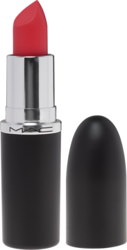 Otwarta czerwona szminka MAC w matowym czarnym etui, obok leży dopasowana zatyczka. Widok z przodu.