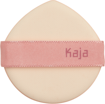 Kremowy puff do podkładu cushion Kaja w kształcie łezki, z różową wstążką i logo Kaja, widok z góry.