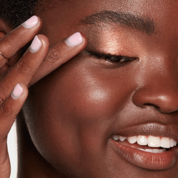 Kaja Beauty Bento Trio Orange Blossom: shimmerujący cień na powiece, nakładany palcami. Zbliżenie na oko.